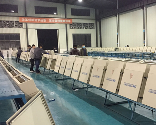 匯流箱安裝車間.jpg 匯流箱安裝車間.jpg